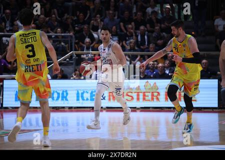 Bologna, Italien. Mai 2024. Marco Giuri (Fortitudo) während des Spiels Flats Services Fortitudo Bologna vs. Real Sebastiani Rieti - Match 1Playoff Halbfinale der LNP National Basketball League A2 Old Wild West 2023-2024 im Paladozza Sports Palace - Bologna, Italien, 19. Mai 2024 Credit: Independent Photo Agency/Alamy Live News Stockfoto