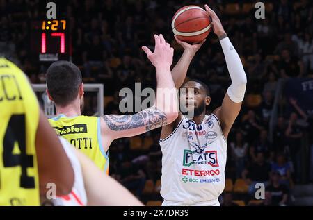 Bologna, Italien. Mai 2024. Mark Ogden (Fortitudo) während des Spiels Flats Services Fortitudo Bologna gegen Real Sebastiani Rieti - 1. Spiel Halbfinale der LNP National Basketball League A2 Old Wild West 2023-2024 im Paladozza Sports Palace - Bologna, Italien, 19. Mai 2024 Credit: Independent Photo Agency/Alamy Live News Stockfoto