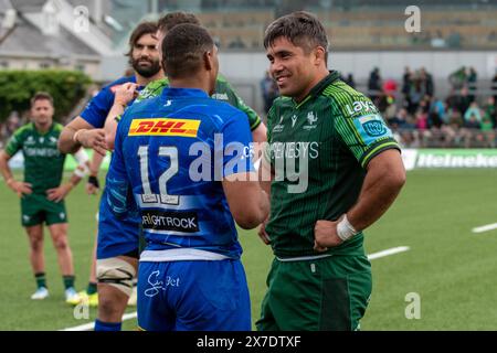 Galway, Irland. Mai 2024. Damian Willemse von DHL Stormers spricht mit Jarrad Butler von Connacht nach dem Spiel der United Rugby Championship Runde 17 zwischen Connacht Rugby und DHL Stormers im Dexcom Stadium in Galway, Irland am 18. Mai 2024 (Foto: Andrew SURMA/ Credit: SIPA USA/Alamy Live News Stockfoto