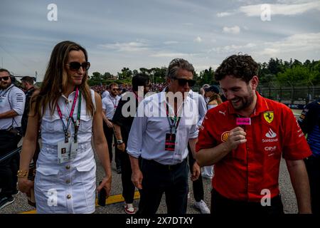 IMOLA CIRCUIT, ITALIEN - 19. MAI: Hugh Grant, berühmter Filmstar, während des Großen Preises der Emilia Romagna auf dem Imola Circuit am Sonntag, 19. Mai 2024 in Imola, Italien. (Foto: Michael Potts/BSR Agency) Credit: BSR Agency/Alamy Live News Stockfoto