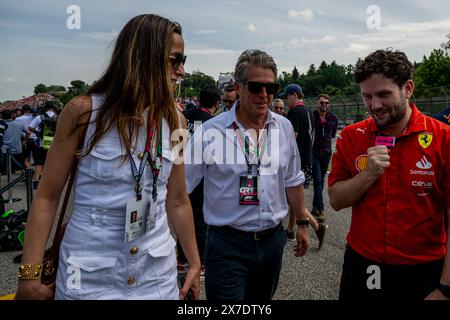 IMOLA CIRCUIT, ITALIEN - 19. MAI: Hugh Grant, berühmter Filmstar, während des Großen Preises der Emilia Romagna auf dem Imola Circuit am Sonntag, 19. Mai 2024 in Imola, Italien. (Foto: Michael Potts/BSR Agency) Credit: BSR Agency/Alamy Live News Stockfoto