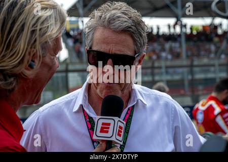 IMOLA CIRCUIT, ITALIEN - 19. MAI: Hugh Grant, berühmter Filmstar, während des Großen Preises der Emilia Romagna auf dem Imola Circuit am Sonntag, 19. Mai 2024 in Imola, Italien. (Foto: Michael Potts/BSR Agency) Credit: BSR Agency/Alamy Live News Stockfoto