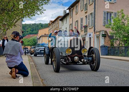 BRIGNAIS, FRANKREICH, 19. Mai 2024 : Eine Konzentration von Oldtimern markiert die Feier des 100-jährigen Jubiläums des Großen Preises von Lyon 1924. Stockfoto