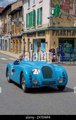 BRIGNAIS, FRANKREICH, 19. Mai 2024 : Eine Konzentration von Oldtimern markiert die Feier des 100-jährigen Jubiläums des Großen Preises von Lyon 1924. Stockfoto