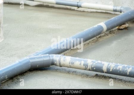 PVC-Rohre für Abwasserleitungen im Betonfundament eines im Bau befindlichen Hauses Stockfoto