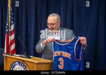 New York, Usa. Mai 2024. NEW YORK, NEW YORK – 19. MAI: Senat Majority Leader, US-Senator Chuck Schumer (D-NY) bejubelt die New York Knicks, als sie in Spiel 7 der zweiten Runde der NBA-Playoffs 2024 im The Garden am 19. Mai 2024 in New York City gegen die Indiana Pacers antreten. Quelle: Ron Adar/Alamy Live News Stockfoto