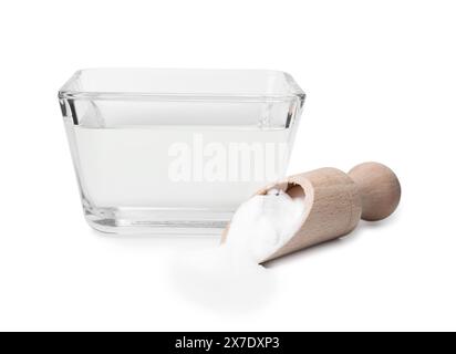 Essig in Glasschale, Natron und Holzlöffel isoliert auf weiß Stockfoto
