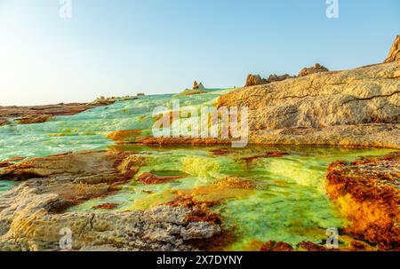 Außerirdische Landschaft mit giftigen Seen und Schwefelmineralien, Danakil Depression Wüste, Afar Region, Äthiopien Stockfoto