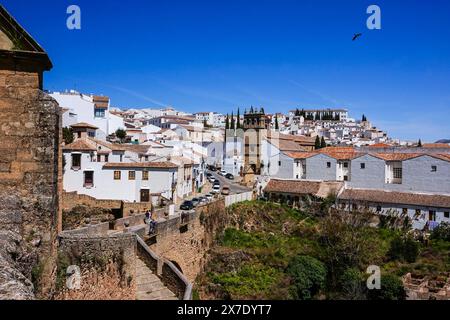 Die Puente Viejo oder alte Brücke, die zum Viertel Padre Jesus und zur Kirche Iglesia de Nuestro Padre Jesus in Ronda, Provinz Malaga, Spanien führt. Stockfoto