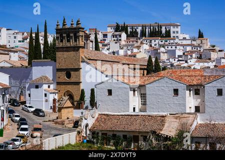 Die Puente Viejo oder alte Brücke, die zum Viertel Padre Jesus und zur Kirche Iglesia de Nuestro Padre Jesus in Ronda, Provinz Malaga, Spanien führt. Stockfoto