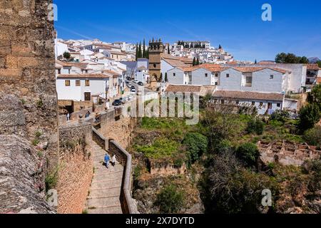 Die Puente Viejo oder alte Brücke, die zum Viertel Padre Jesus und zur Kirche Iglesia de Nuestro Padre Jesus in Ronda, Provinz Malaga, Spanien führt. Stockfoto