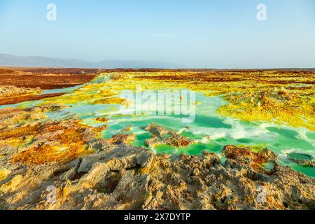 Außerirdische Landschaft mit giftigen Seen und Schwefelmineralien, Danakil Depression Wüste, Afar Region, Äthiopien Stockfoto