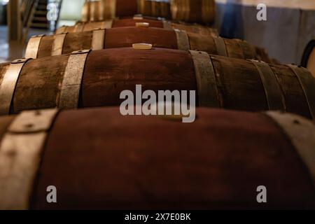 Selektiver Fokus auf den Blick von oben auf die Weinfässer im Keller mit dem Wood Bung Plug auf der Oberseite der Fässer. Stockfoto