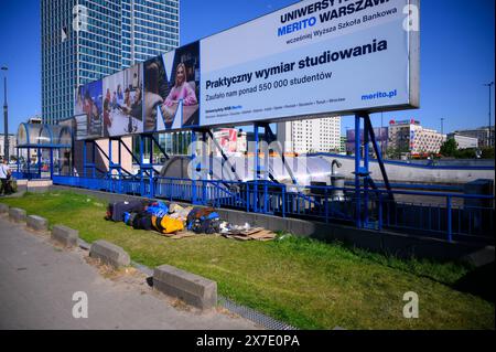 Warschau, Polen. Mai 2024. Ein Obdachloser wird am 17. Mai 2024 in Warschau, Polen, unter einem Werbeschild schlafen gesehen. (Foto: Jaap Arriens/SIPA USA) Credit: SIPA USA/Alamy Live News Stockfoto