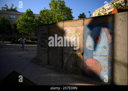 Warschau, Polen. Mai 2024. Ein Fragment der Berliner Mauer mit einem Zitat des ehemaligen US-Präsidenten Ronald Reagan ist am 17. Mai 2024 in Warschau, Polen, zu sehen. (Foto: Jaap Arriens/SIPA USA) Credit: SIPA USA/Alamy Live News Stockfoto