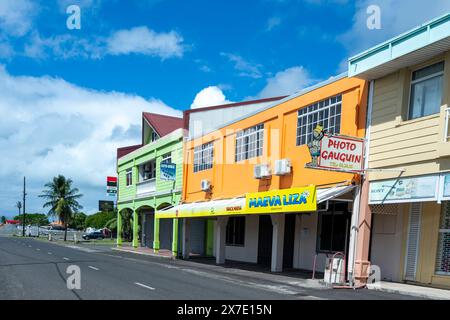 Farbenfrohe Gebäude und Geschäfte auf der Hauptstraße von Uturoa, der Insel Raiatea, den Gesellschaftsinseln und Französisch-Polynesien Stockfoto