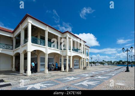 Modernes Gebäude und dekorativer Mosaikpflaster auf Uturoa, Hauptort der Insel Raiatea, Gesellschaftsinseln, Französisch-Polynesien Stockfoto