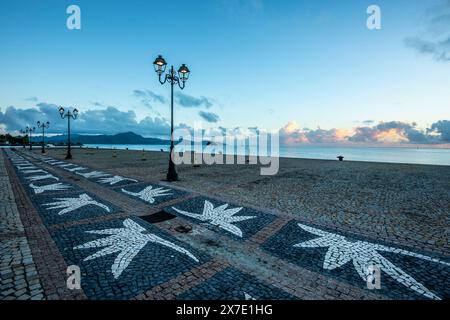 Dekorative Mosaike Pflaster und alte Lampfähle auf Uturoa vorne bei Sonnenaufgang, Raiatea Island Hauptort, Gesellschaftsinseln, Französisch-Polynesien Stockfoto