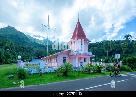 Hübsche pinkfarbene Kirche auf Raiatea, Gesellschaftsinseln, Französisch-Polynesien Stockfoto