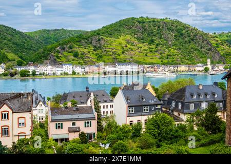 Blick auf die Städte Sankt Goar und Sankt Goarshausen am Rheinufer in Rheinland-Pfalz. Das Rheintal ist ein berühmtes Touristenziel Stockfoto