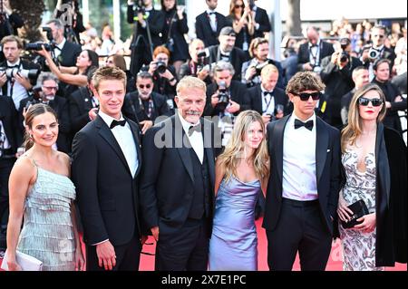 Cannes, Frankreich. Mai 2024. Lily Costner, Hayes Logan Costner, Grace Avery Costner, Kevin Costner, Cayden Wyatt Costner, und Annie Costner ist am 19. Mai 2024 beim 77. jährlichen Filmfestival in Cannes im Palais des Festivals in Cannes, Frankreich, beim Roten Teppich „Horizon: an American Saga“. (Foto: Stefanos Kyriazis/NurPhoto) Credit: NurPhoto SRL/Alamy Live News Stockfoto