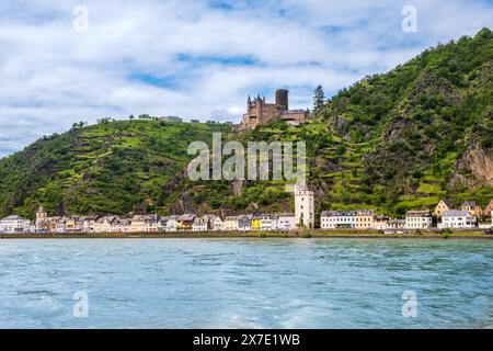 Blick auf die Stadt Sankt Goarshausen und die Burg Katz am Rheinufer in Rheinland-Pfalz. Das Rheintal ist ein berühmtes Touristenziel Stockfoto