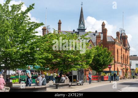 Wokingham Market Square und Town Hall im Stadtzentrum, Berkshire, England, Großbritannien. Leute, die am Markttag einkaufen Stockfoto