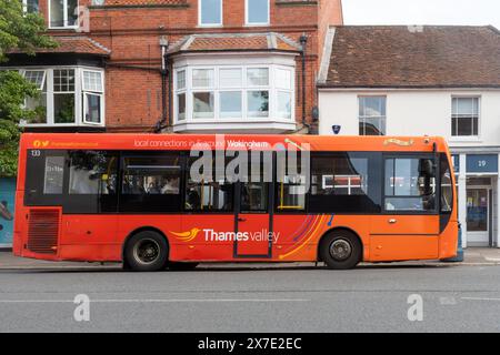 Ein einstöckiger Thames Valley Bus mit roter und oranger Lackierung in Wokingham Town, Berkshire, England, Großbritannien Stockfoto