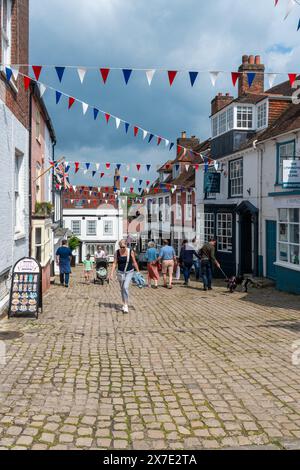 Menschen, die entlang des Quay Hill im Stadtzentrum von Lymington laufen, Hampshire, England, Großbritannien Stockfoto