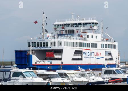 Die WightLink-Autofähre kommt nach Lymington Ferry Terminus, Hampshire, England, Großbritannien. Die Fähre transportiert Autos und Passagiere von und nach Yarmouth, IOW. Stockfoto