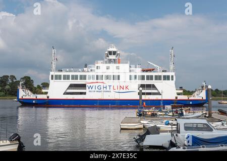 Die WightLink-Autofähre kommt nach Lymington Ferry Terminus, Hampshire, England, Großbritannien. Die Fähre transportiert Autos und Passagiere von und nach Yarmouth, IOW. Stockfoto