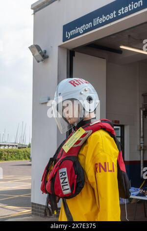 Schaufensterpuppe in RNLI Rettungsboot-Crew-Kleidung, ein Gesprächsthema vor der Lymington Lifeboat Station, das hilft, Spendengelder zu finanzieren, Hampshire, England, Großbritannien Stockfoto