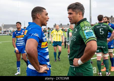 Galway, Irland. Mai 2024. Damian Willemse von DHL Stormers spricht am 18. Mai 2024 mit Jarrad Butler von Connacht während des Spiels der United Rugby Championship Runde 17 zwischen Connacht Rugby und DHL Stormers im Dexcom Stadium in Galway, Irland (Foto: Andrew SURMA/ Credit: SIPA USA/Alamy Live News) Stockfoto
