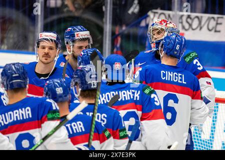 Ostrava, Tschechische Republik. Mai 2024. Spieler der Slowakei nach dem Spiel der IIHF-Weltmeisterschaft Gruppe B 2024 Slowakei gegen Lettland in Ostrava, Tschechien, 19. Mai 2024. Quelle: Vladimir Prycek/CTK Photo/Alamy Live News Stockfoto