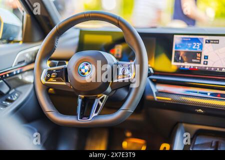 Nahaufnahme des Armaturenbretts im Innenraum des neuen BMW i5 Elektroautos bei der Präsentation. Schweden. Stockfoto