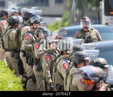 Austin, Texas, USA. Mai 2024. Staatsstreitkräfte des Texas Department of Public Service, die Aufstände tragen, blockieren den Zugang zum Herrenhaus des Gouverneurs, während pro-palästinensische Gruppen durch die Innenstadt von Austin marschieren und Israels Krieg im Gazastreifen und die Unterstützung von Gouverneur Greg Abbott für Israels Aktionen verurteilen. Quelle: Bob Daemmrich/Alamy Live News Stockfoto