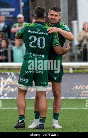 Galway, Irland. Mai 2024. Jarrad Butler aus Connacht und Tiernan O’Halloran aus Connacht nach dem Spiel der United Rugby Championship Runde 17 zwischen Connacht Rugby und DHL Stormers im Dexcom Stadium in Galway, Irland am 18. Mai 2024 (Foto: Andrew SURMA/ Credit: SIPA USA/Alamy Live News Stockfoto