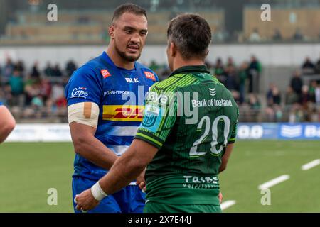 Galway, Irland. Mai 2024. Salmaan Moerat von DHL Stormers und Jarrad Butler von Connacht nach dem Spiel der United Rugby Championship Runde 17 zwischen Connacht Rugby und DHL Stormers im Dexcom Stadium in Galway, Irland am 18. Mai 2024 (Foto: Andrew SURMA/ Credit: SIPA USA/Alamy Live News Stockfoto