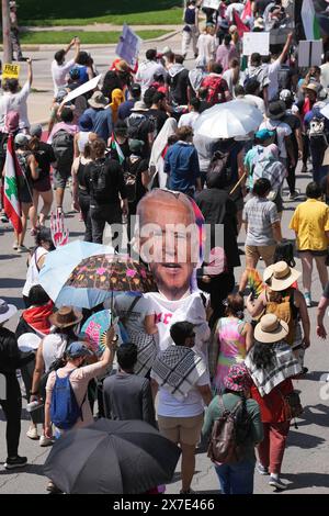 Austin, Texas, USA, 19. Mai 2024: Pro-palästinensische Demonstranten halten ein Bild von US-Präsident Joe Biden, während sie durch die Innenstadt marschieren und Israels Krieg in Gaza verurteilen. Quelle: Bob Daemmrich/Alamy Live News Stockfoto