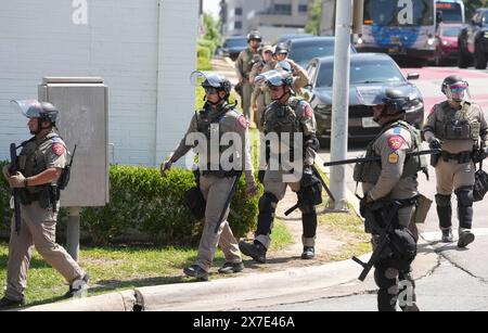 Austin, Texas, USA. Mai 2024. Staatsstreitkräfte des Texas Department of Public Service, die Aufstände tragen, blockieren den Zugang zum Herrenhaus des Gouverneurs, während pro-palästinensische Gruppen durch die Innenstadt von Austin marschieren und Israels Krieg im Gazastreifen und die Unterstützung von Gouverneur Greg Abbott für Israels Aktionen verurteilen. Quelle: Bob Daemmrich/Alamy Live News Stockfoto