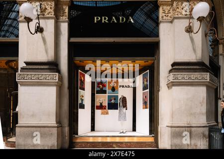 Mailand, Italien - 24.04.2024: Prada Ladenpräsentation in der Einkaufsgalerie im Zentrum von Mailand, Galleria Vittorio Emanuele, Vitrine der Kleidung Stockfoto