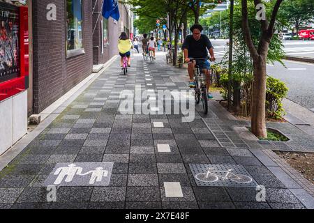 Kyoto, JAPAN - 27. Juli 2016: Asiatischer Mann fährt auf dem Bürgersteig. Stockfoto