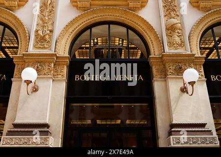 Mailand, Italien - 24.04.2024: Bottega Veneta Schaufenster in der Einkaufsgalerie im Zentrum von Mailand, Galleria Vittorio Emanuele, Vitrine des Ladens Stockfoto