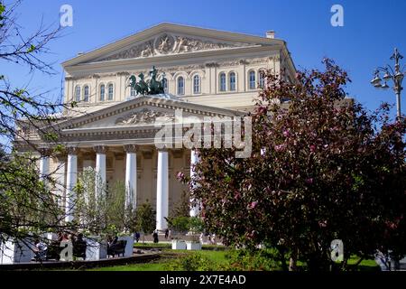 Moskau, Russland. Mai 2024. Das Bolschoi-Theater ist in Moskau zu sehen. Gestern verließen mehr als tausend Theaterbesucher das Bolschoi-Theater während einer Aufführung, nachdem ein falscher Feueralarm ausgelöst wurde. Derzeit wird das Theater wie gewohnt betrieben. (Credit Image: © Vlad Karkov/SOPA Images via ZUMA Press Wire) NUR REDAKTIONELLE VERWENDUNG! Nicht für kommerzielle ZWECKE! Stockfoto