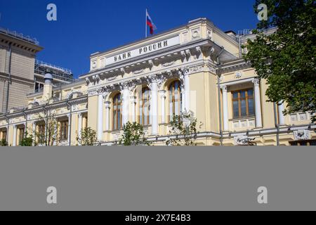 Moskau, Russland. Mai 2024. Die Leute laufen an der Zentralbank Russlands in Moskau vorbei. Kürzlich berichtete die Financial Times, dass westliche Banken weiterhin in Russland tätig sind und 800 Millionen Euro Steuern an den Haushalt des Landes gezahlt haben. Nach den Berechnungen der Zeitung ist dies das Vierfache des Betrags, der vor Beginn der militärischen Sonderoperation in der Ukraine gezahlt wurde. (Credit Image: © Vlad Karkov/SOPA Images via ZUMA Press Wire) NUR REDAKTIONELLE VERWENDUNG! Nicht für kommerzielle ZWECKE! Stockfoto