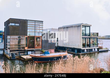 Niederlande, Amsterdam - 10. April 2024: Schwimmende Häuser im Bezirk Ijburg Stockfoto