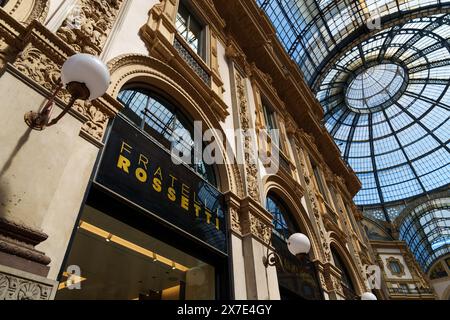 Mailand, Italien - 24.04.2024: Fratelli Rossetti Ladenpräsentation in der Einkaufsgalerie im Zentrum von Mailand, Galleria Vittorio Emanuele, Vitrine of Stockfoto