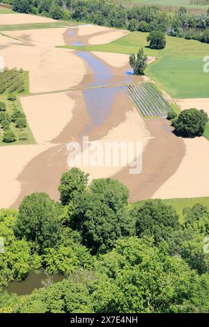 Der Fluss Dordogne fließt durch landwirtschaftliche Flächen im Périgord Noir im Südwesten Frankreichs. Landwirtschaft, gemischte Landwirtschaft, Wasser, Bewässerung. Périgord, Dord Stockfoto