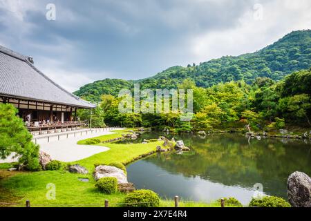 Kyoto, JAPAN - 27. Juli 2016: Tempel und See des Zen-Gartens. Stockfoto