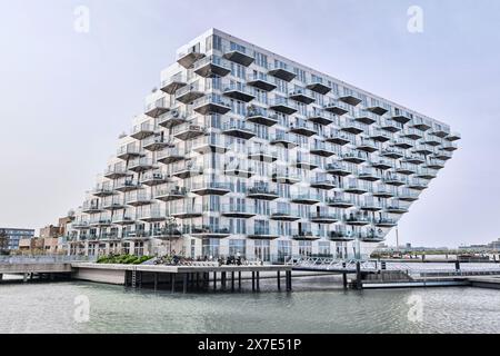 Niederlande, Amsterdam - 6. April 2024: Sluishuis modernes Wohngebäude im Stadtteil Ijburg, entworfen von Bjarke Ingels Group, GROSS Stockfoto
